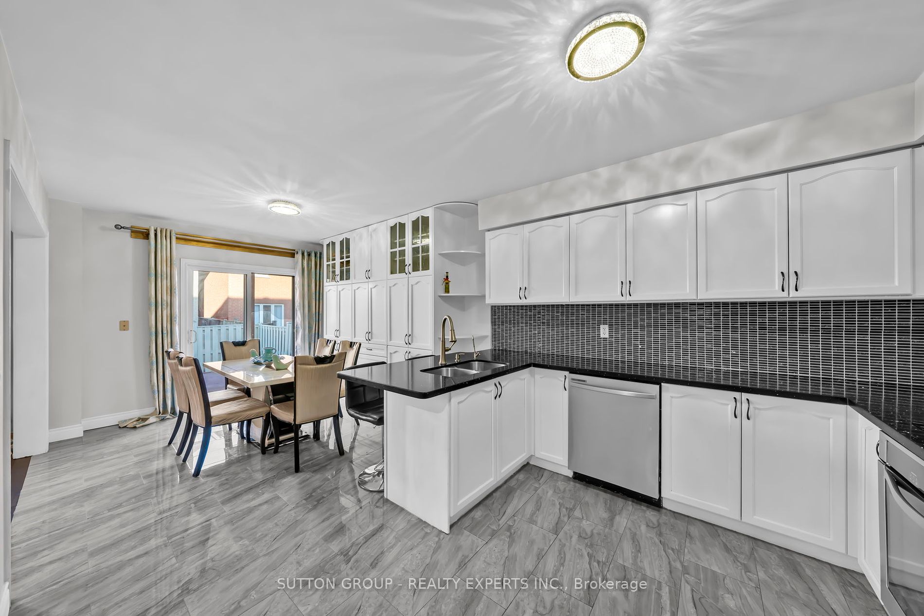 17 Atira Ave