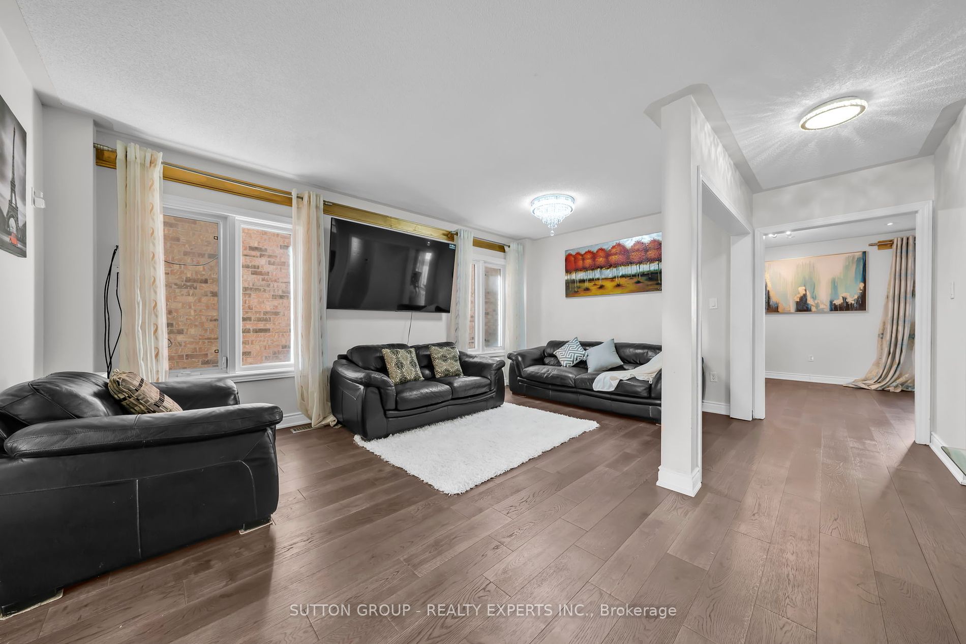 17 Atira Ave