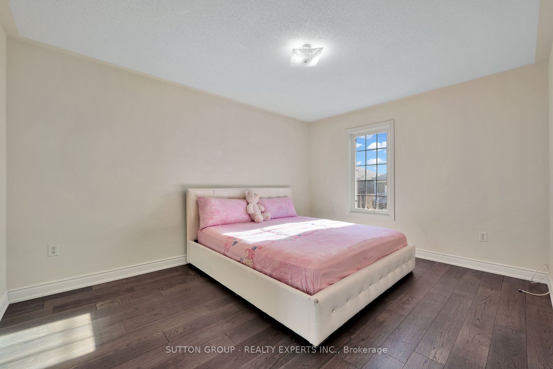 17 Atira Ave