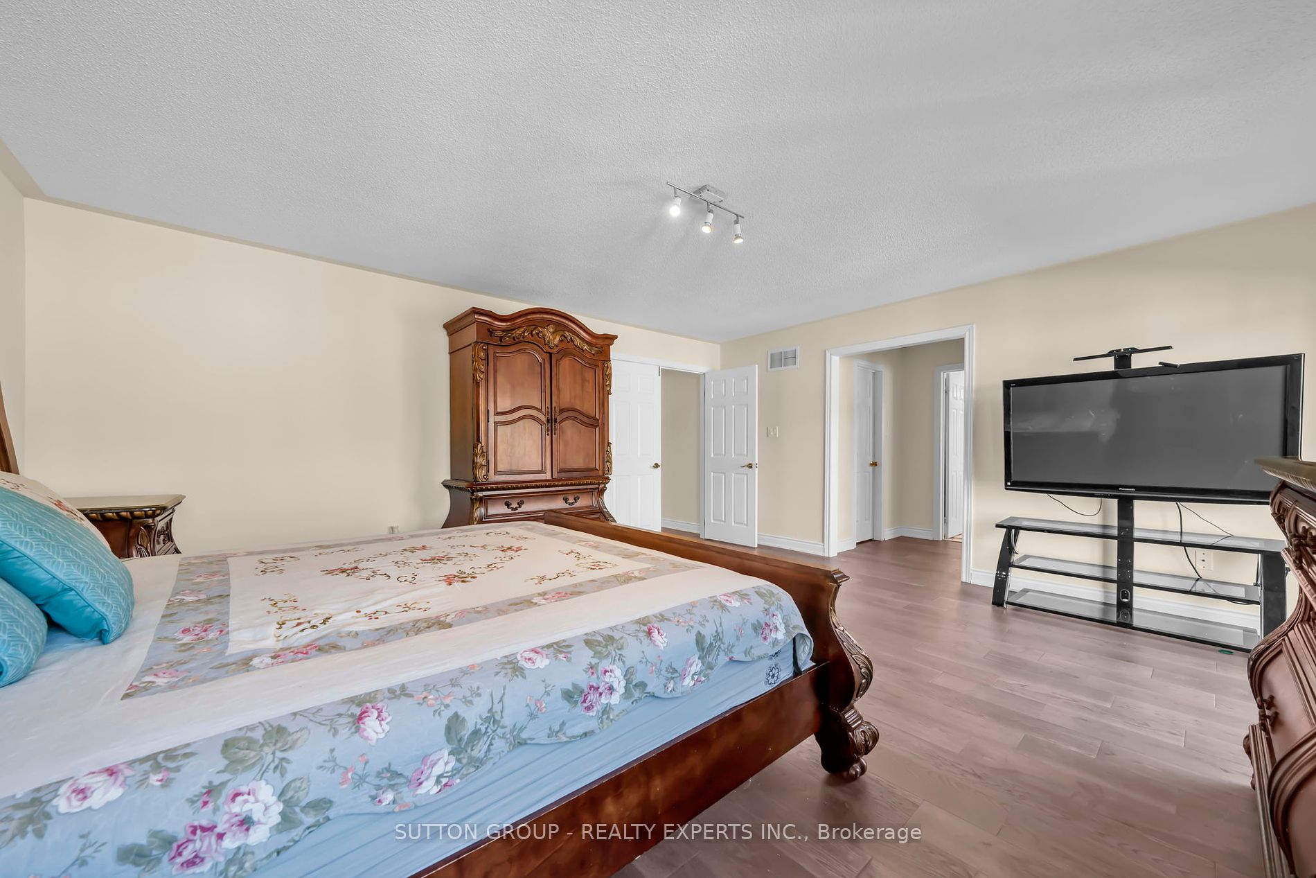 17 Atira Ave