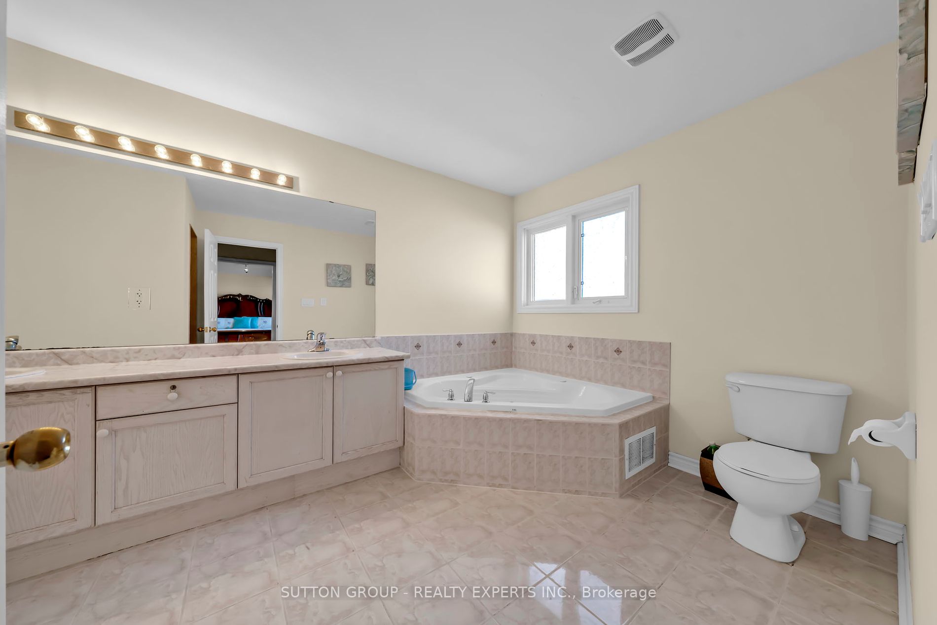 17 Atira Ave