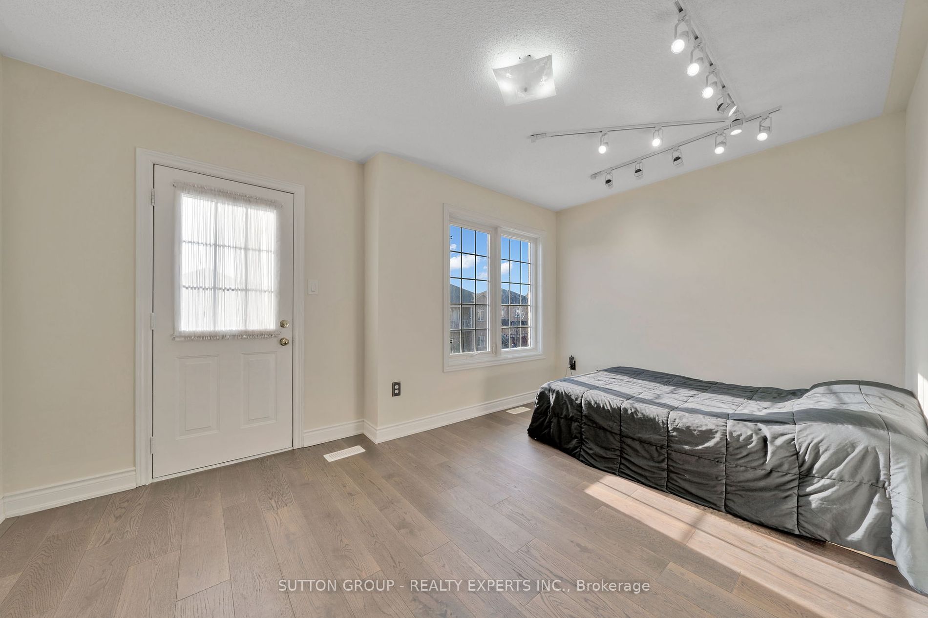 17 Atira Ave