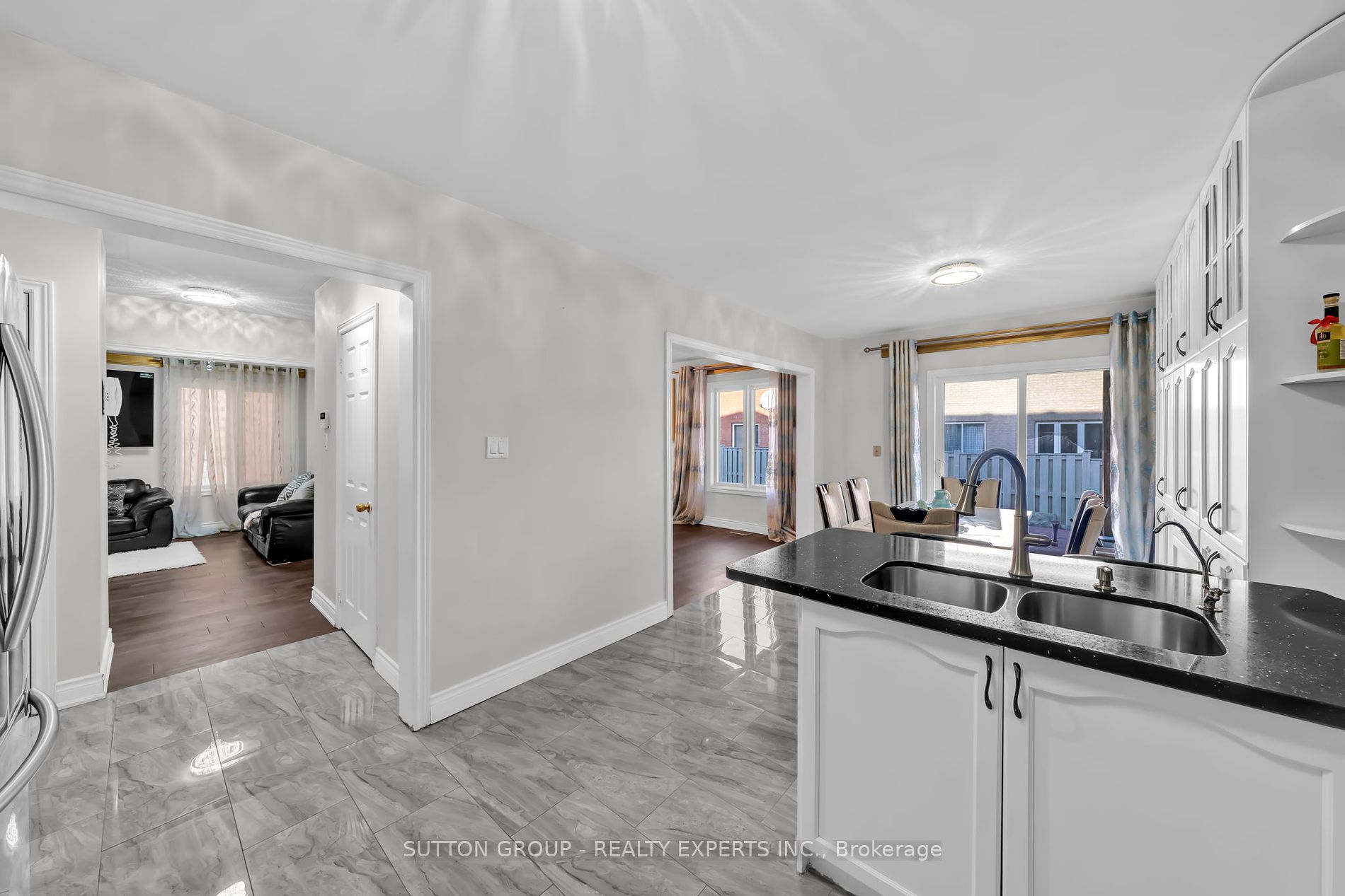 17 Atira Ave