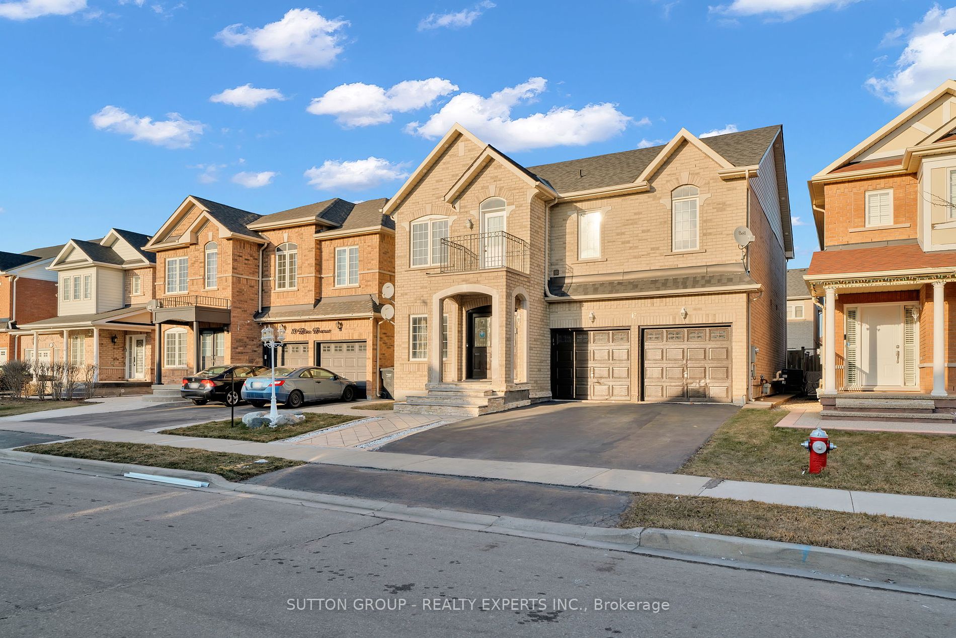 17 Atira Ave