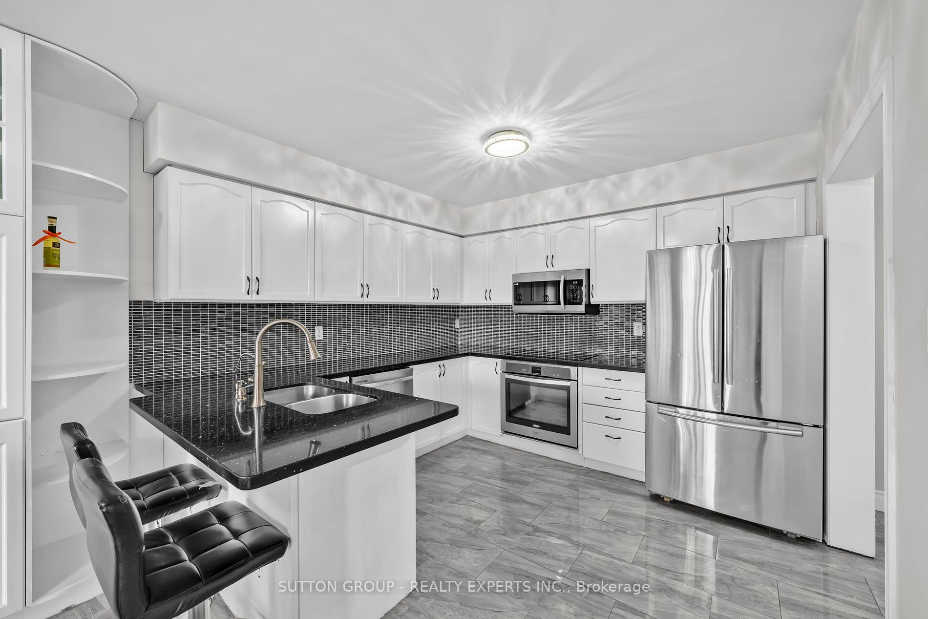 17 Atira Ave