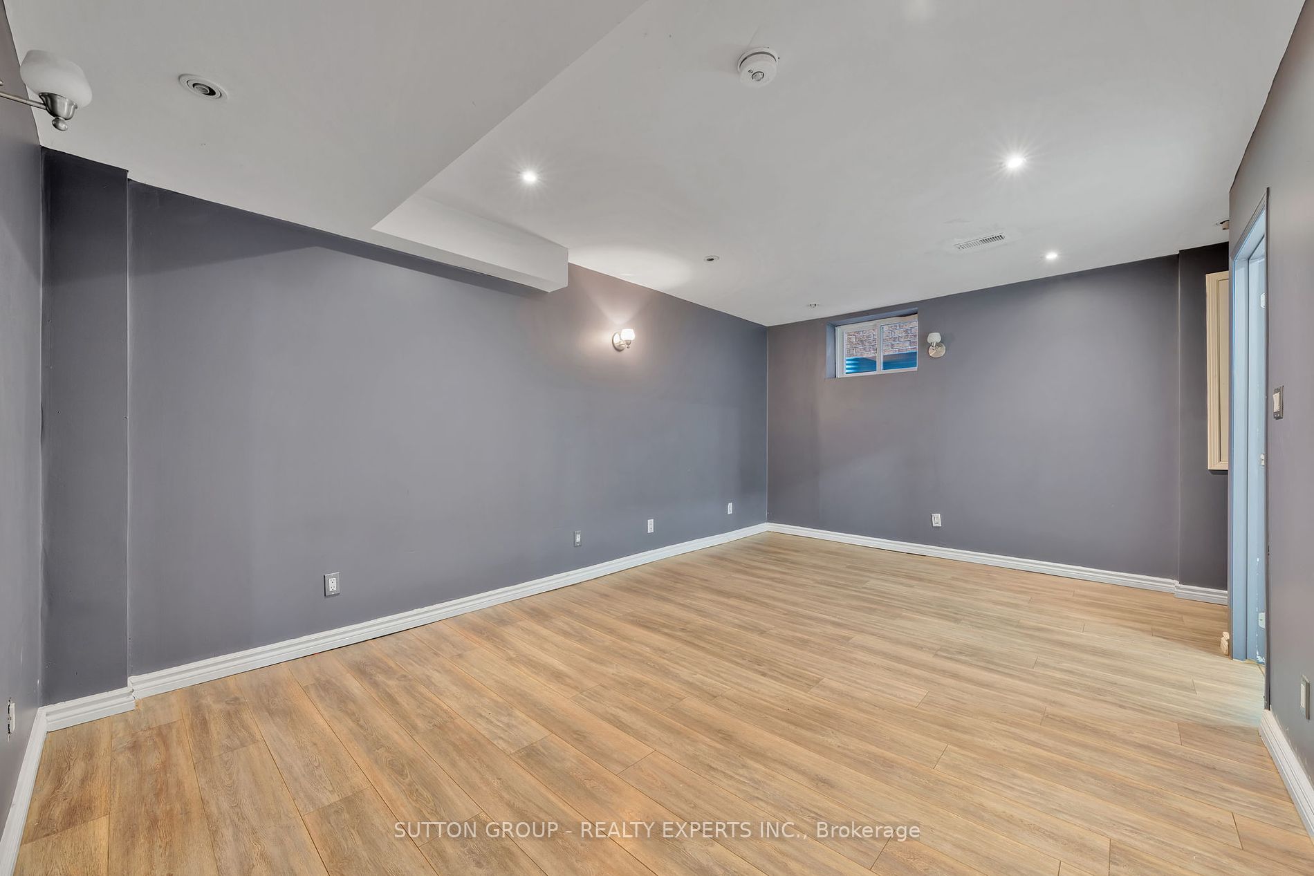 17 Atira Ave
