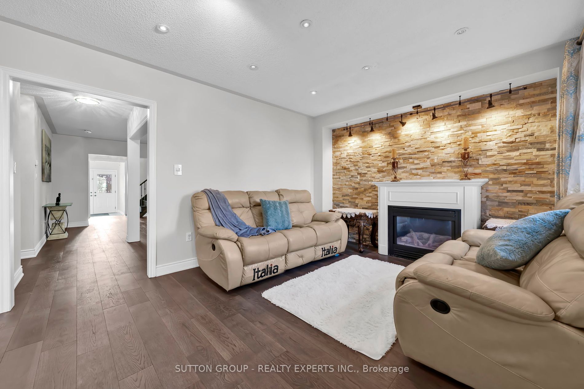 17 Atira Ave