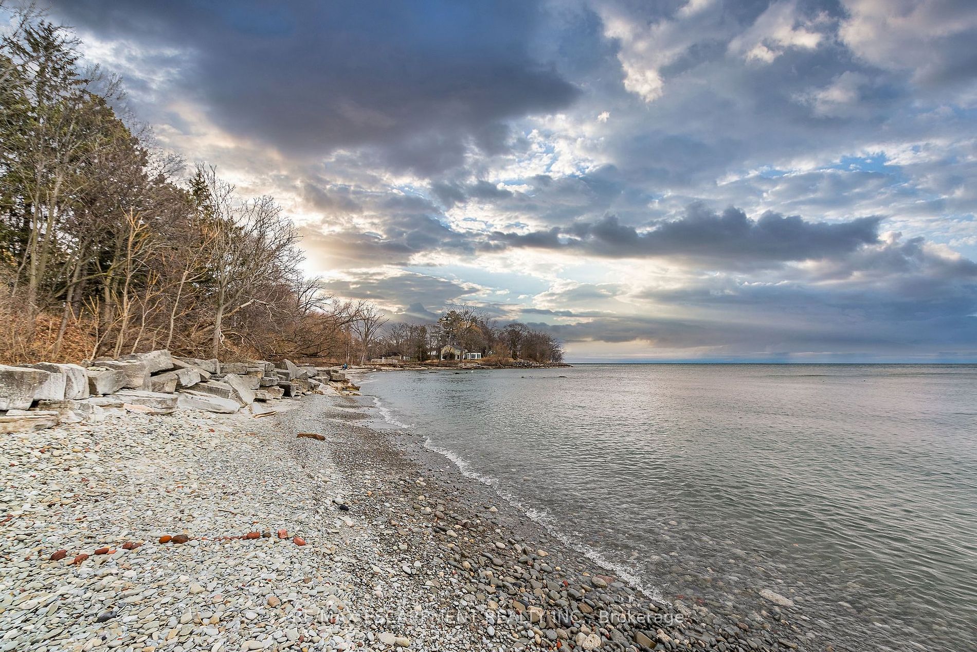 376 Lakeshore Rd W