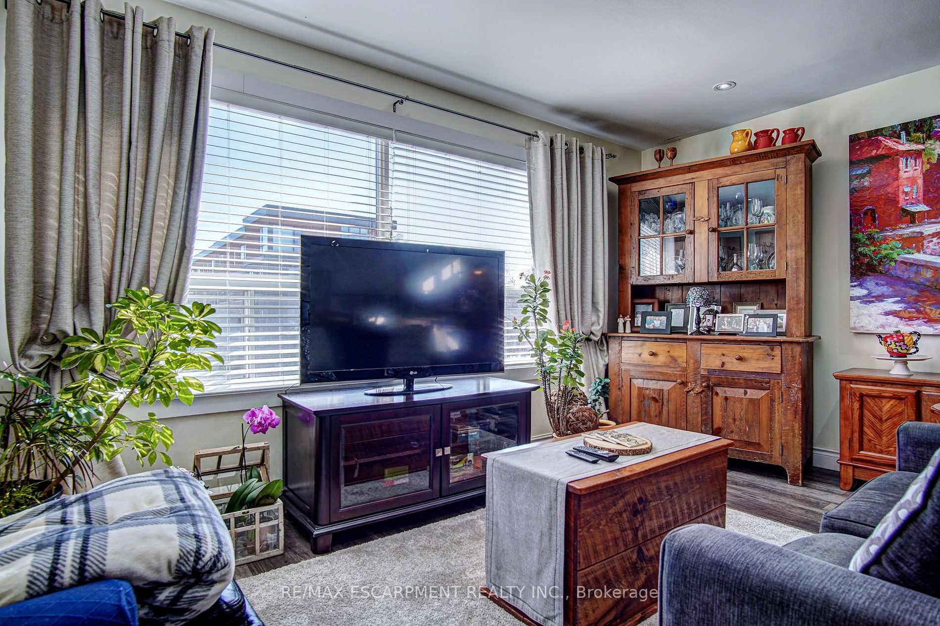 376 Lakeshore Rd W