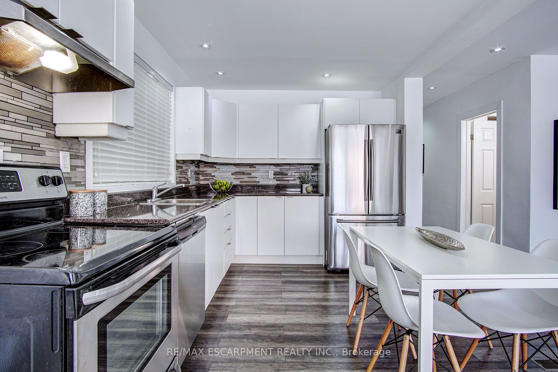 376 Lakeshore Rd W