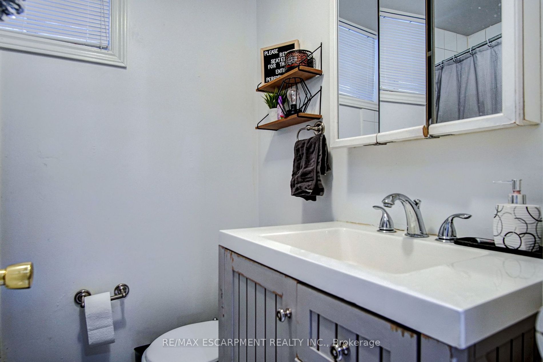 376 Lakeshore Rd W