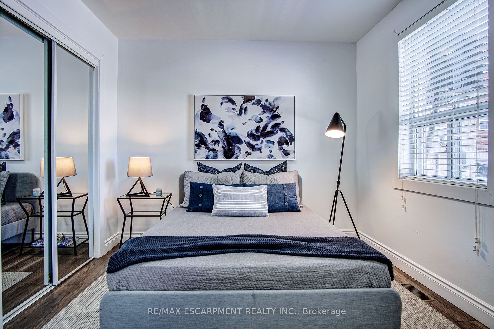 376 Lakeshore Rd W