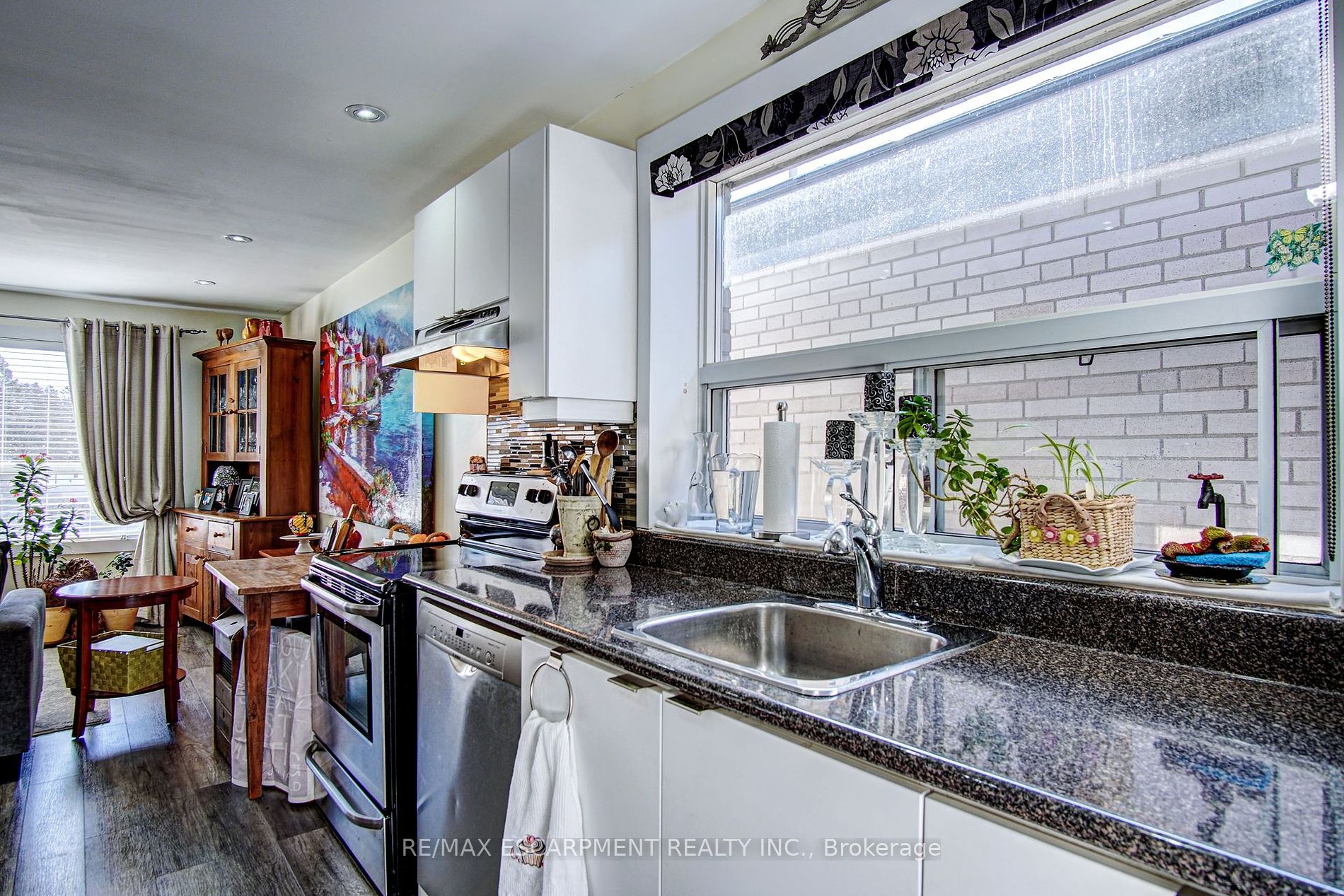 376 Lakeshore Rd W
