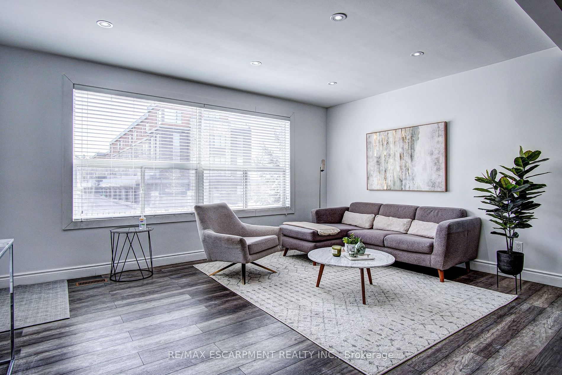 376 Lakeshore Rd W