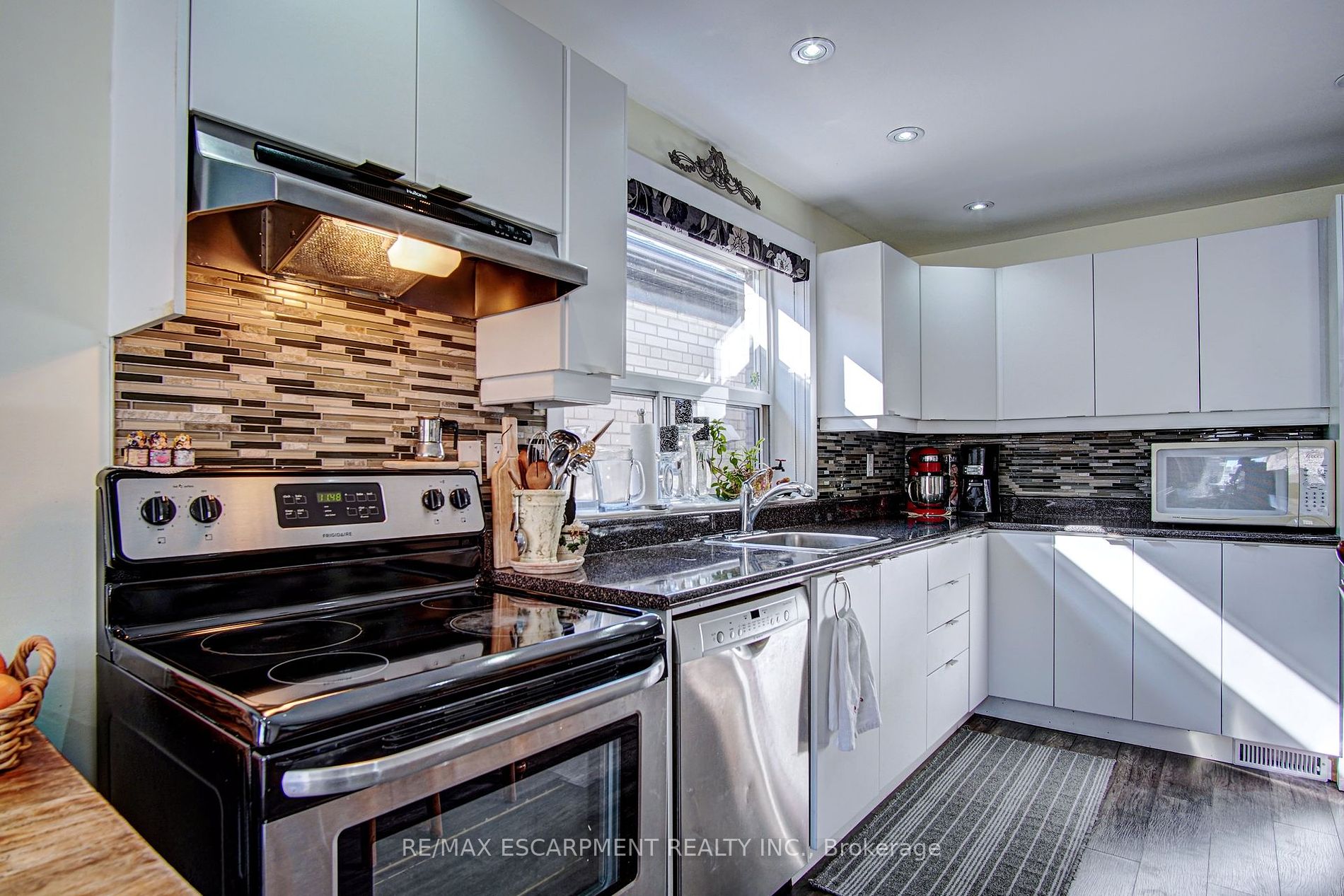 376 Lakeshore Rd W