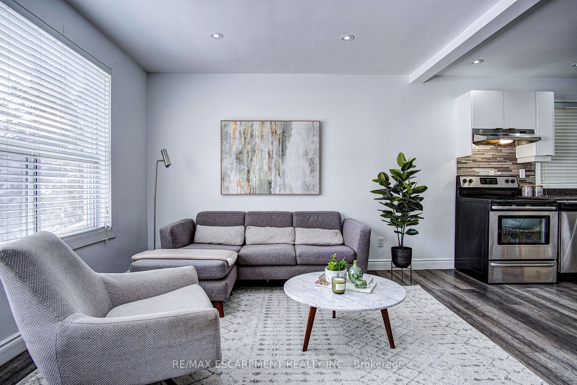 376 Lakeshore Rd W