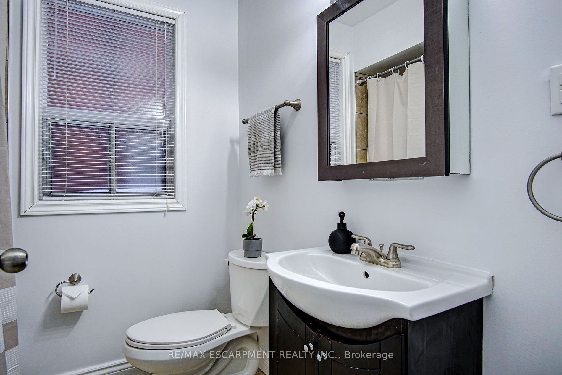 376 Lakeshore Rd W