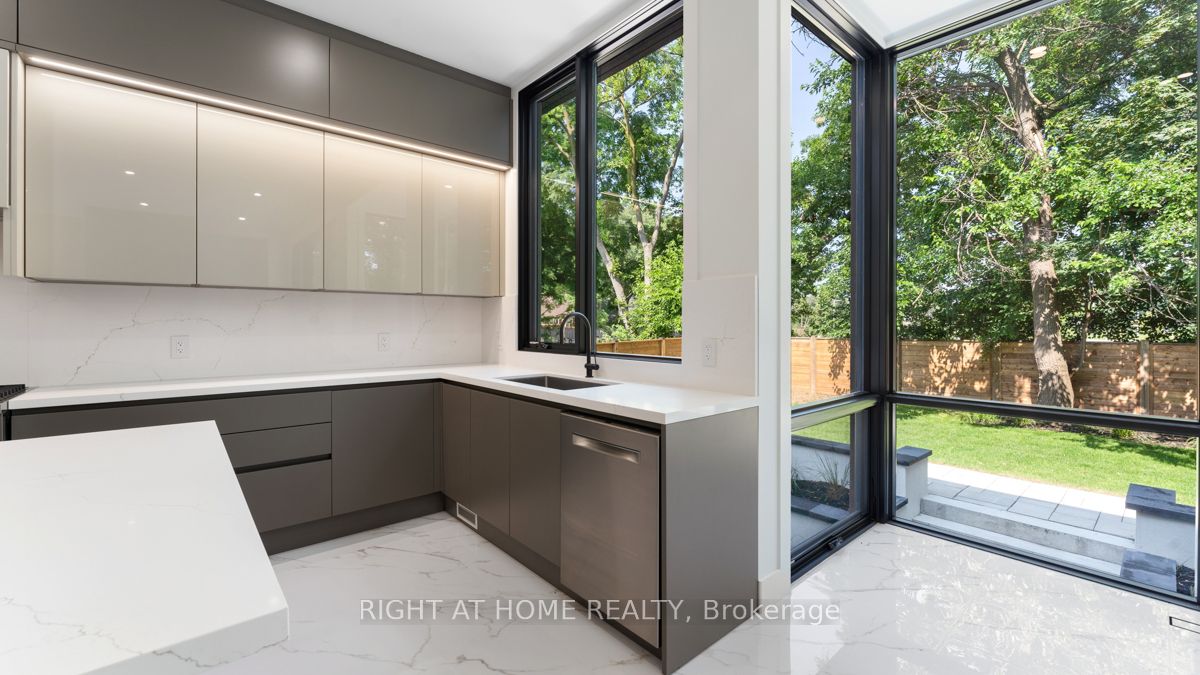 301 Lakeshore Rd W