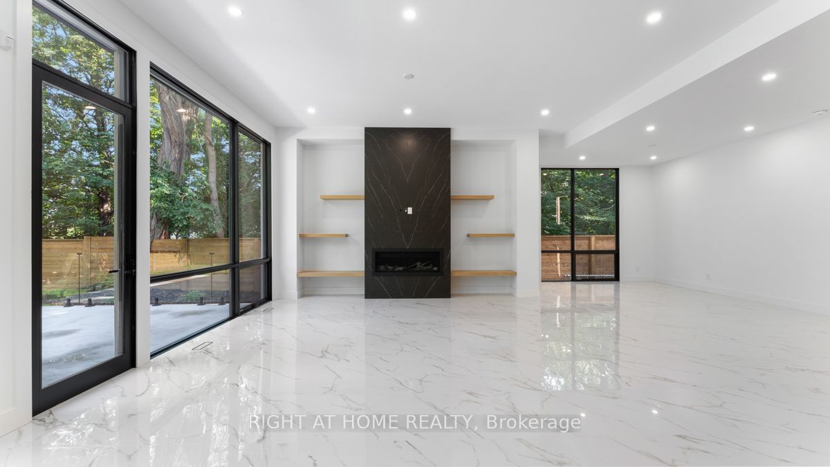 301 Lakeshore Rd W