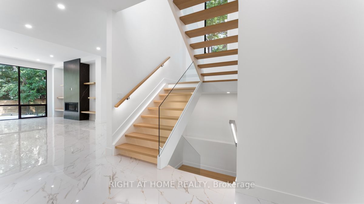 301 Lakeshore Rd W