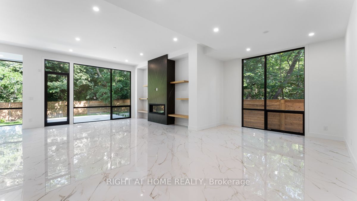 301 Lakeshore Rd W