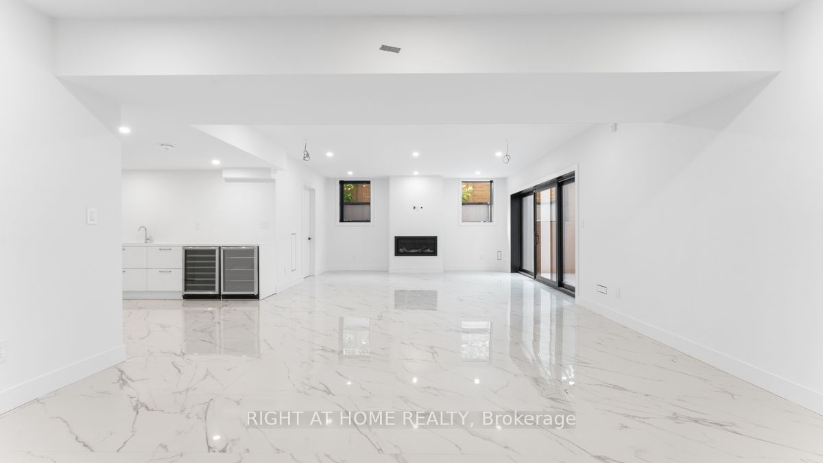 301 Lakeshore Rd W