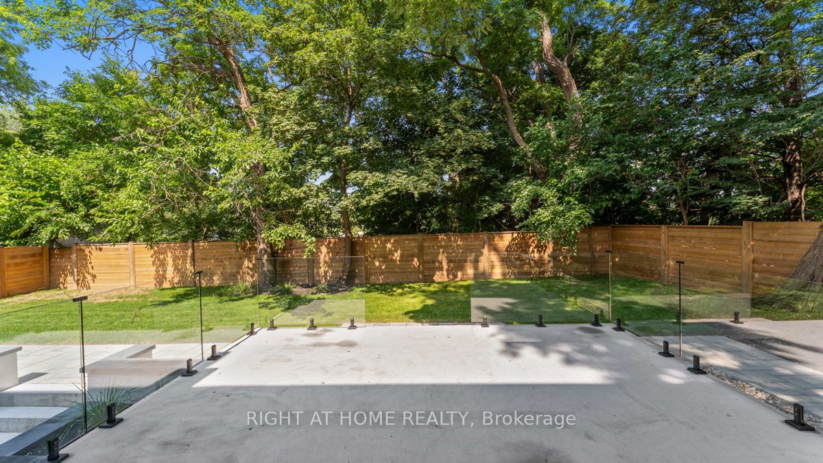 301 Lakeshore Rd W