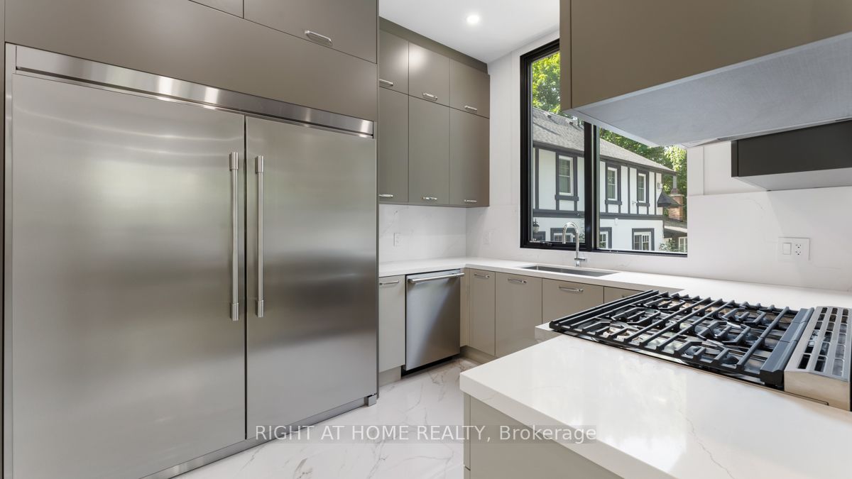 301 Lakeshore Rd W