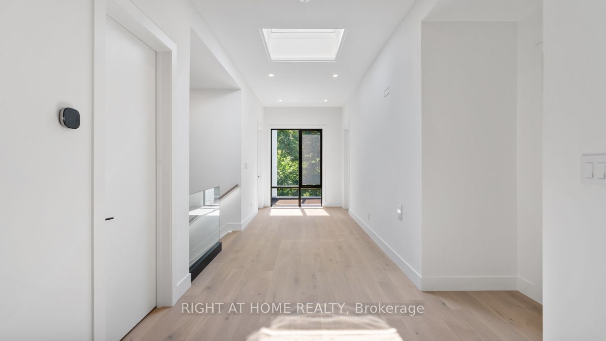 301 Lakeshore Rd W