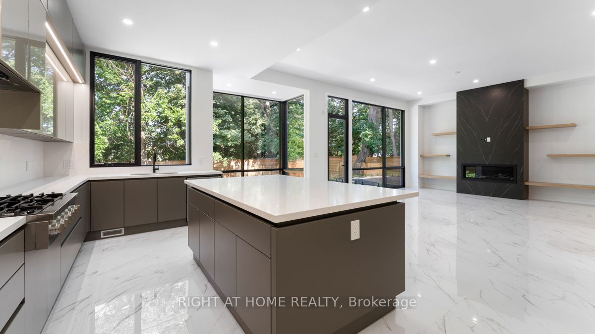 301 Lakeshore Rd W