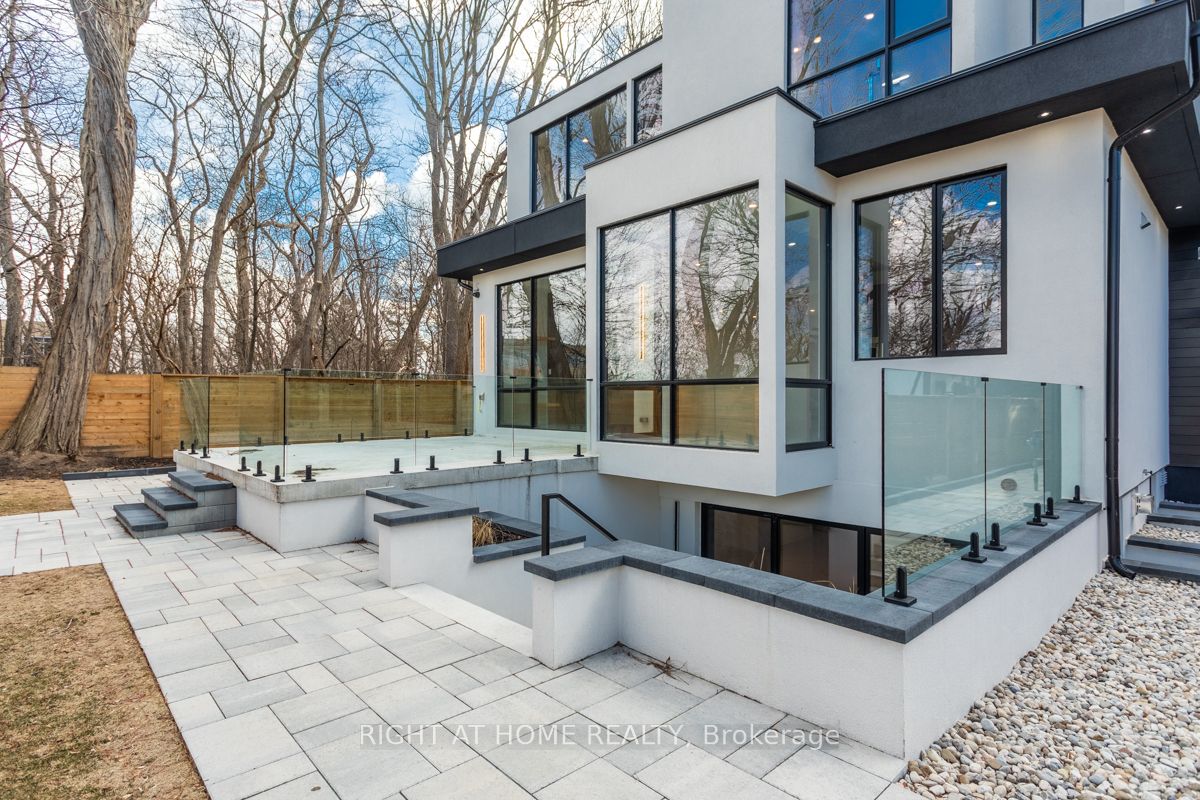 301 Lakeshore Rd W