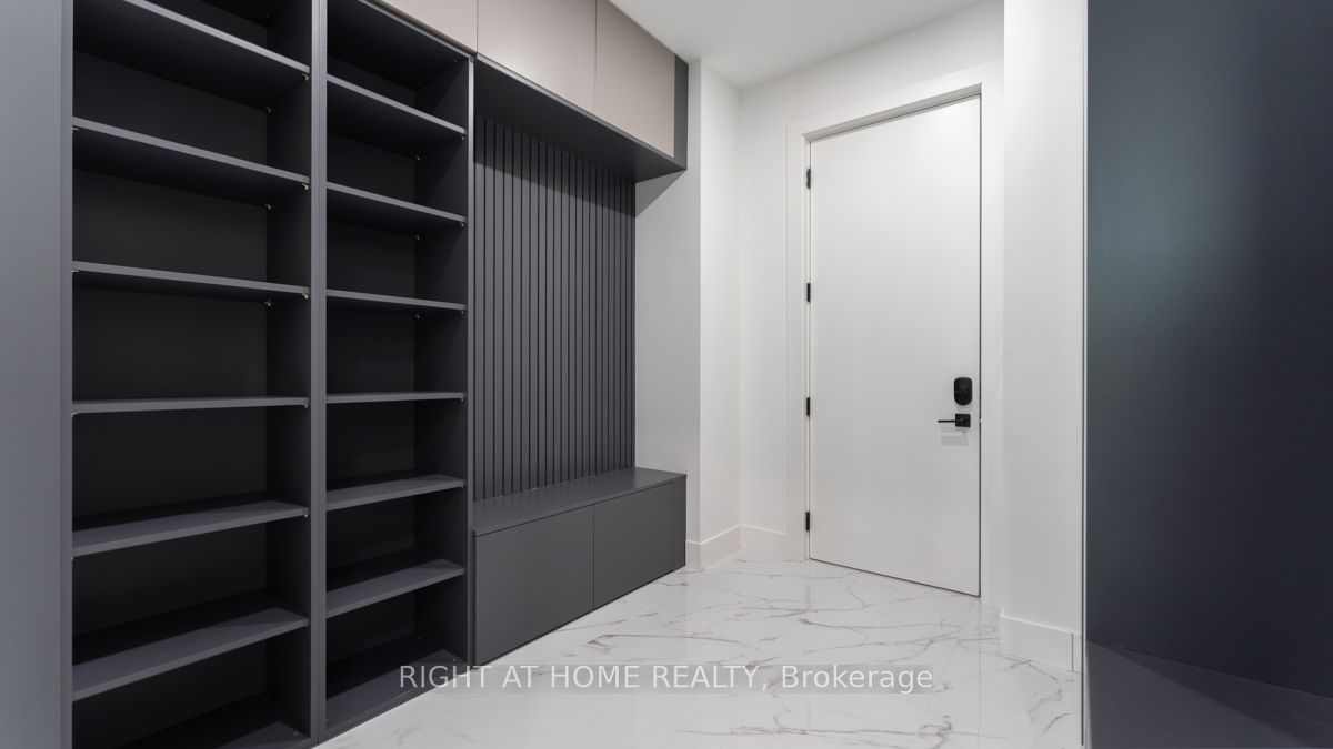 301 Lakeshore Rd W