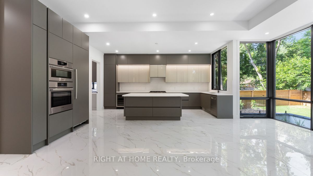 301 Lakeshore Rd W
