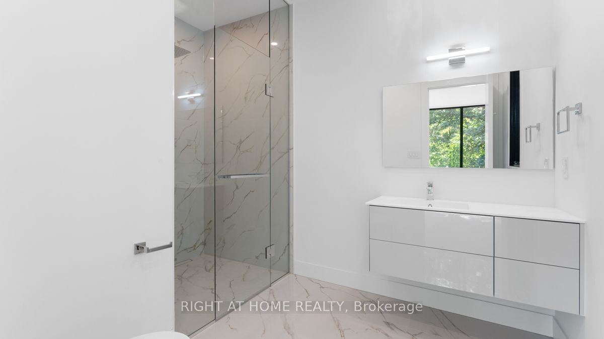 301 Lakeshore Rd W