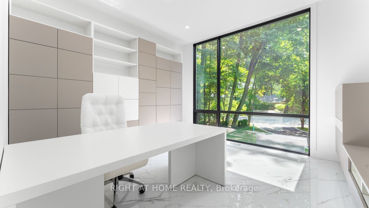 301 Lakeshore Rd W