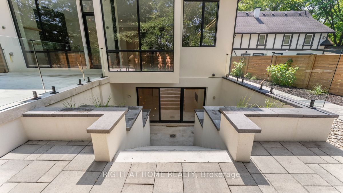 301 Lakeshore Rd W