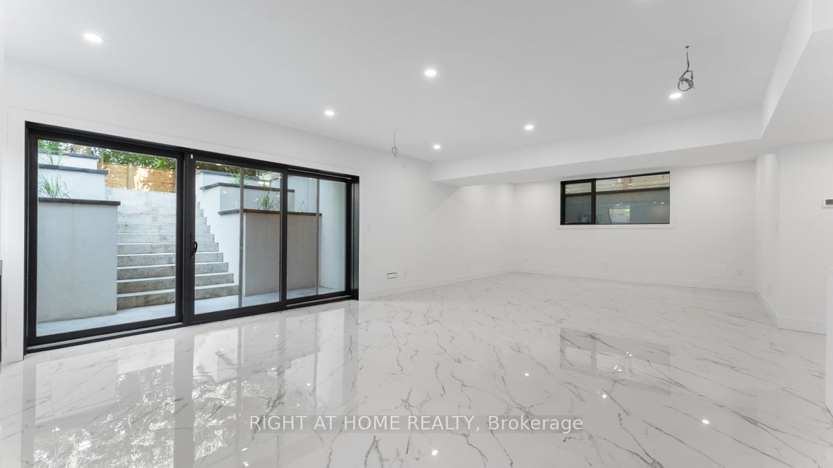 301 Lakeshore Rd W