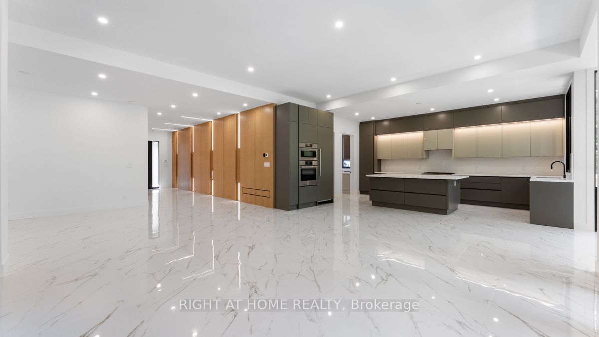301 Lakeshore Rd W