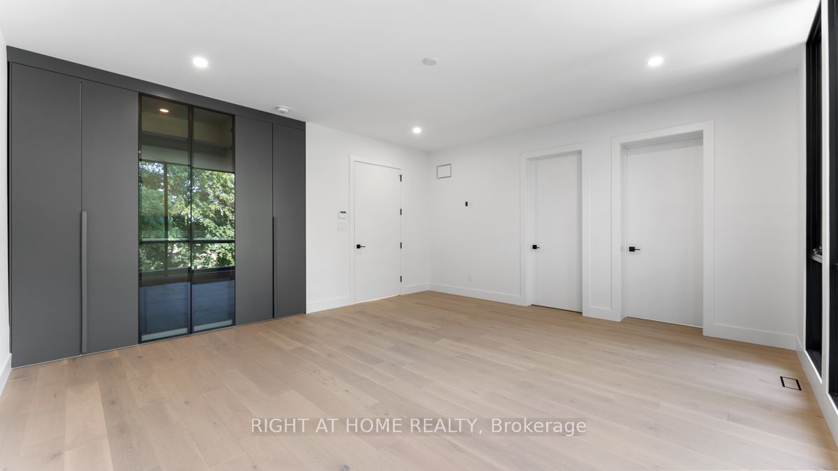 301 Lakeshore Rd W