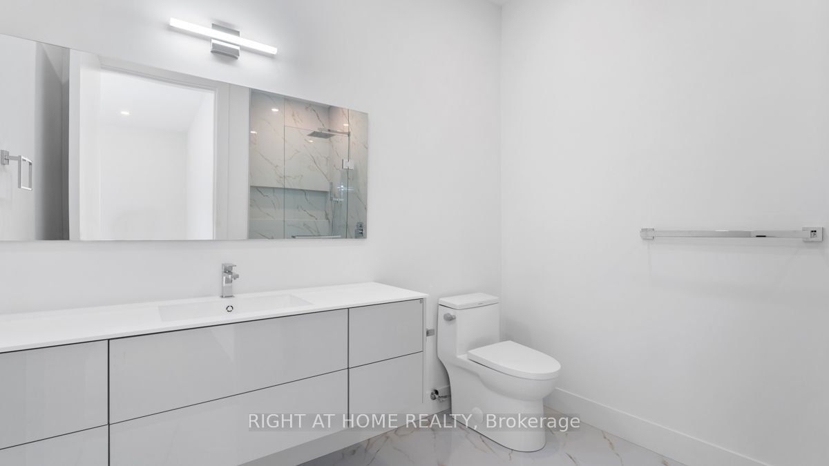 301 Lakeshore Rd W