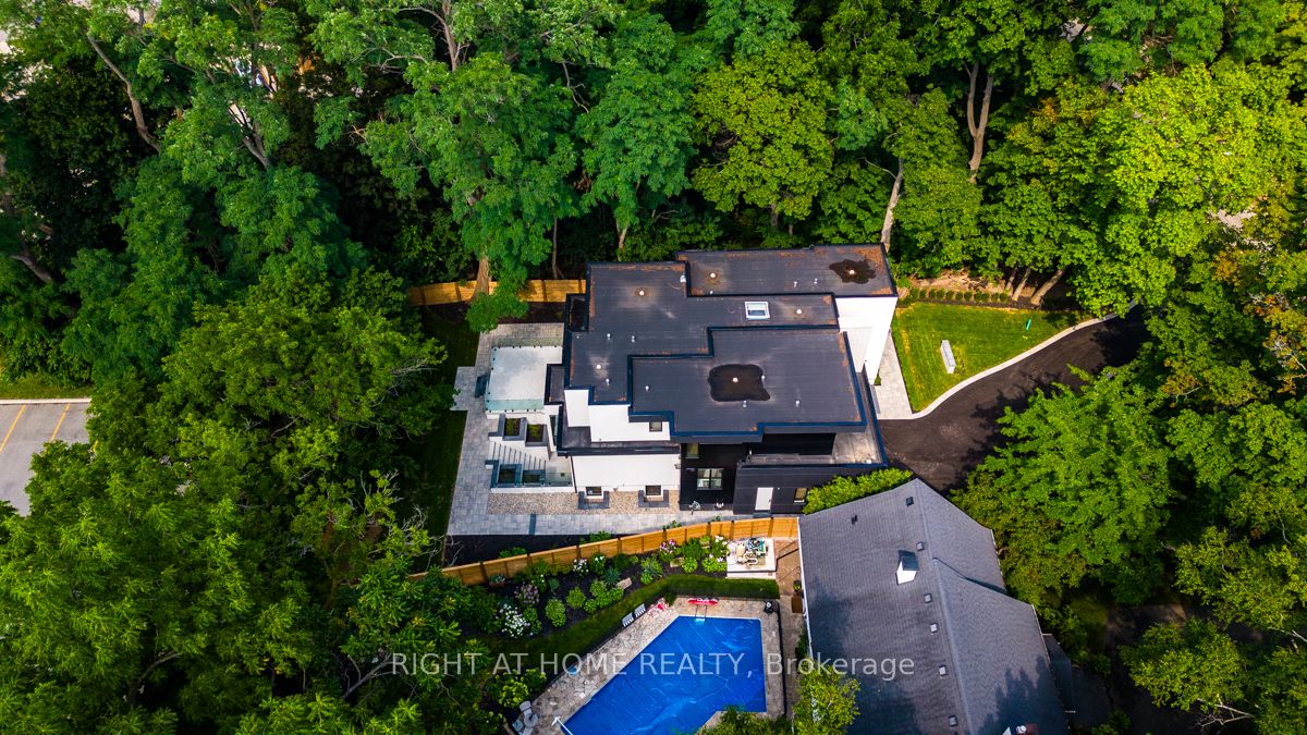 301 Lakeshore Rd W