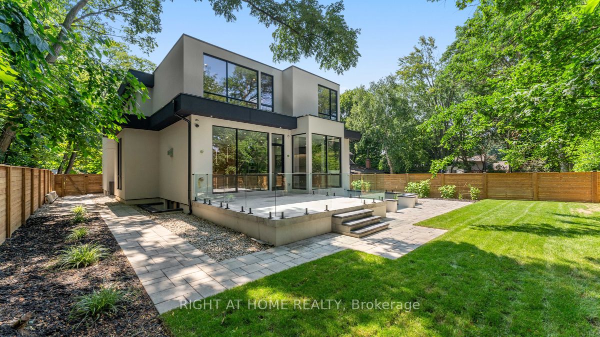 301 Lakeshore Rd W