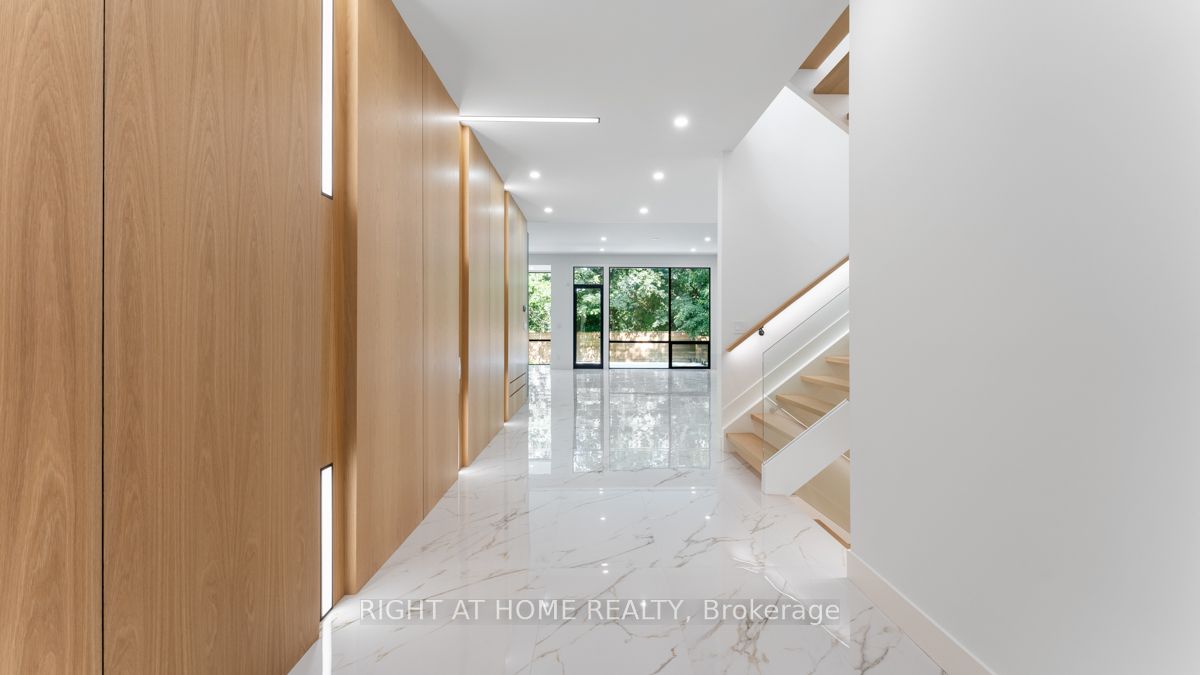 301 Lakeshore Rd W