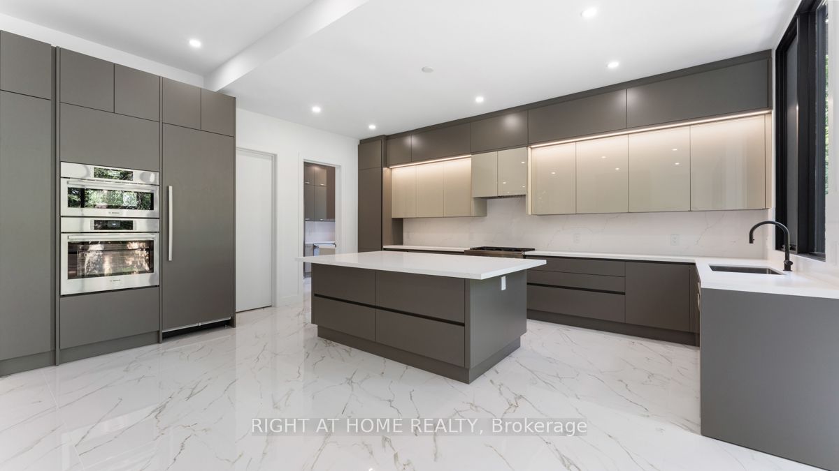 301 Lakeshore Rd W
