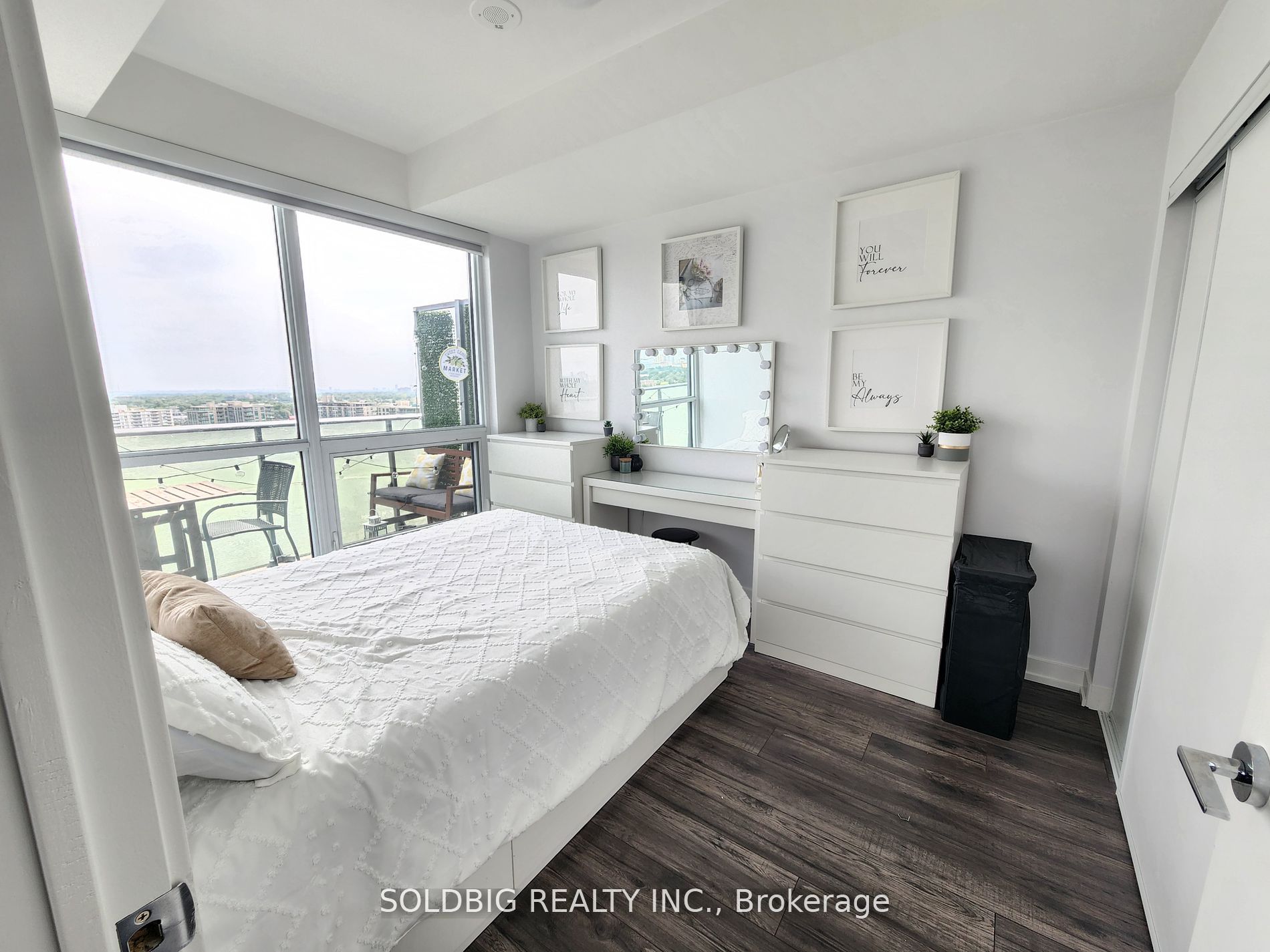 10 De Boers Dr, #1305