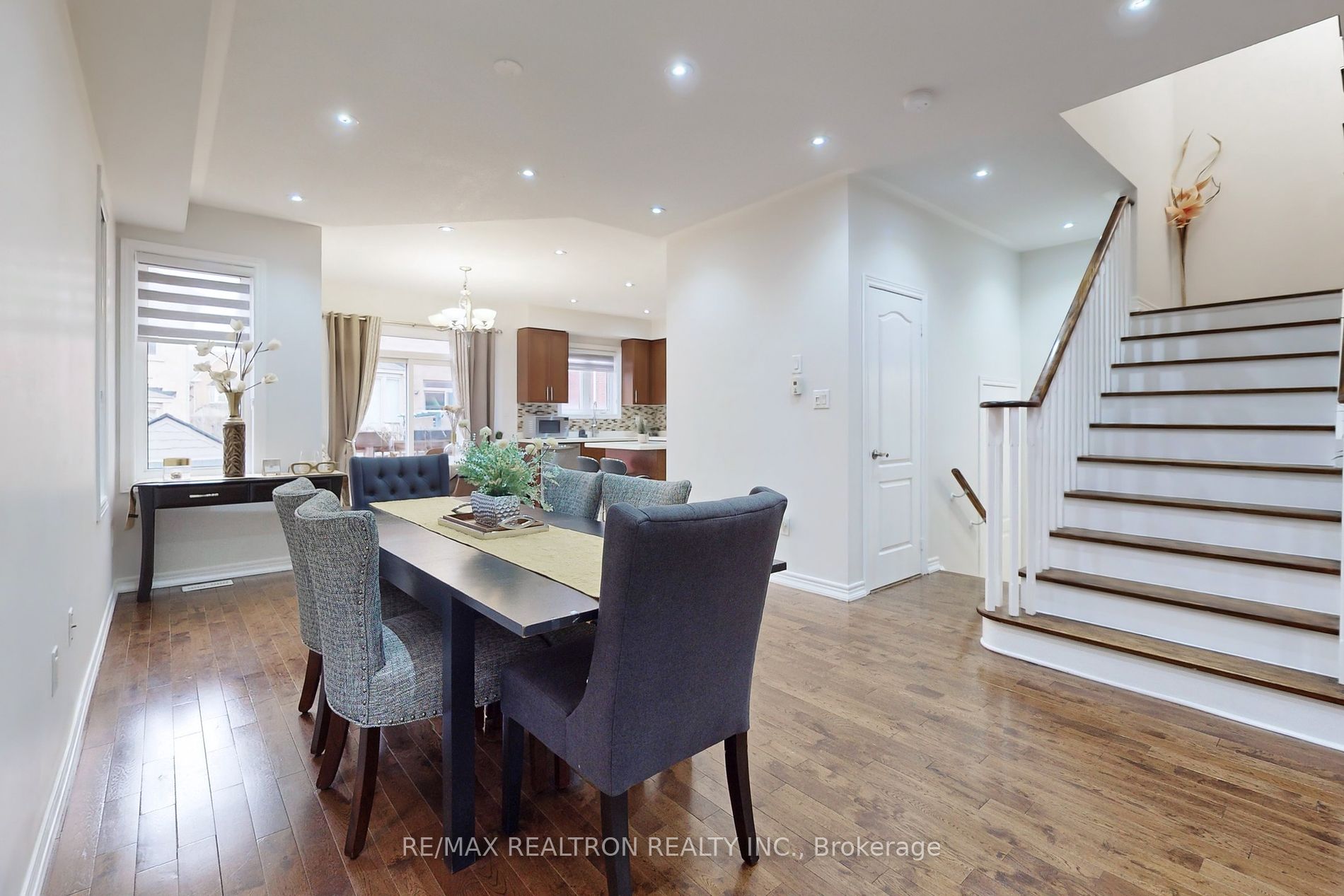 362 Landsborough Ave