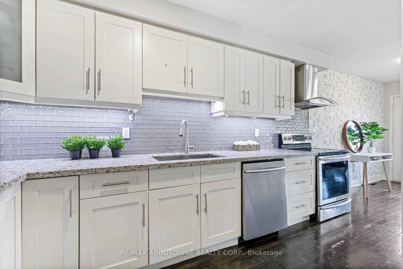 5628 Palmerston Cres