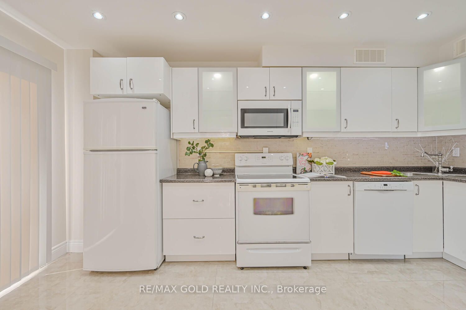 98 Bighorn Cres