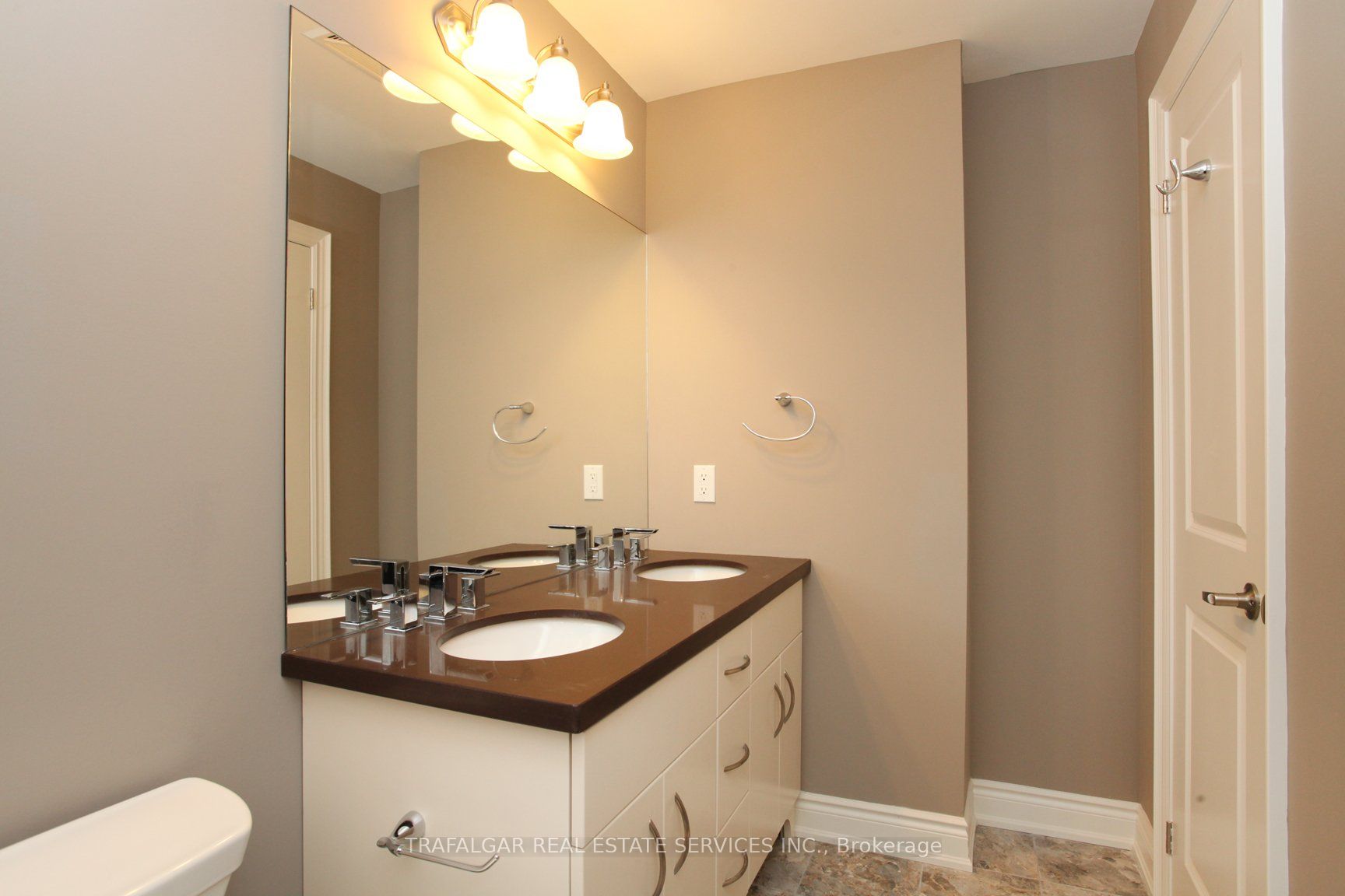 205 Lakeshore Road W #201