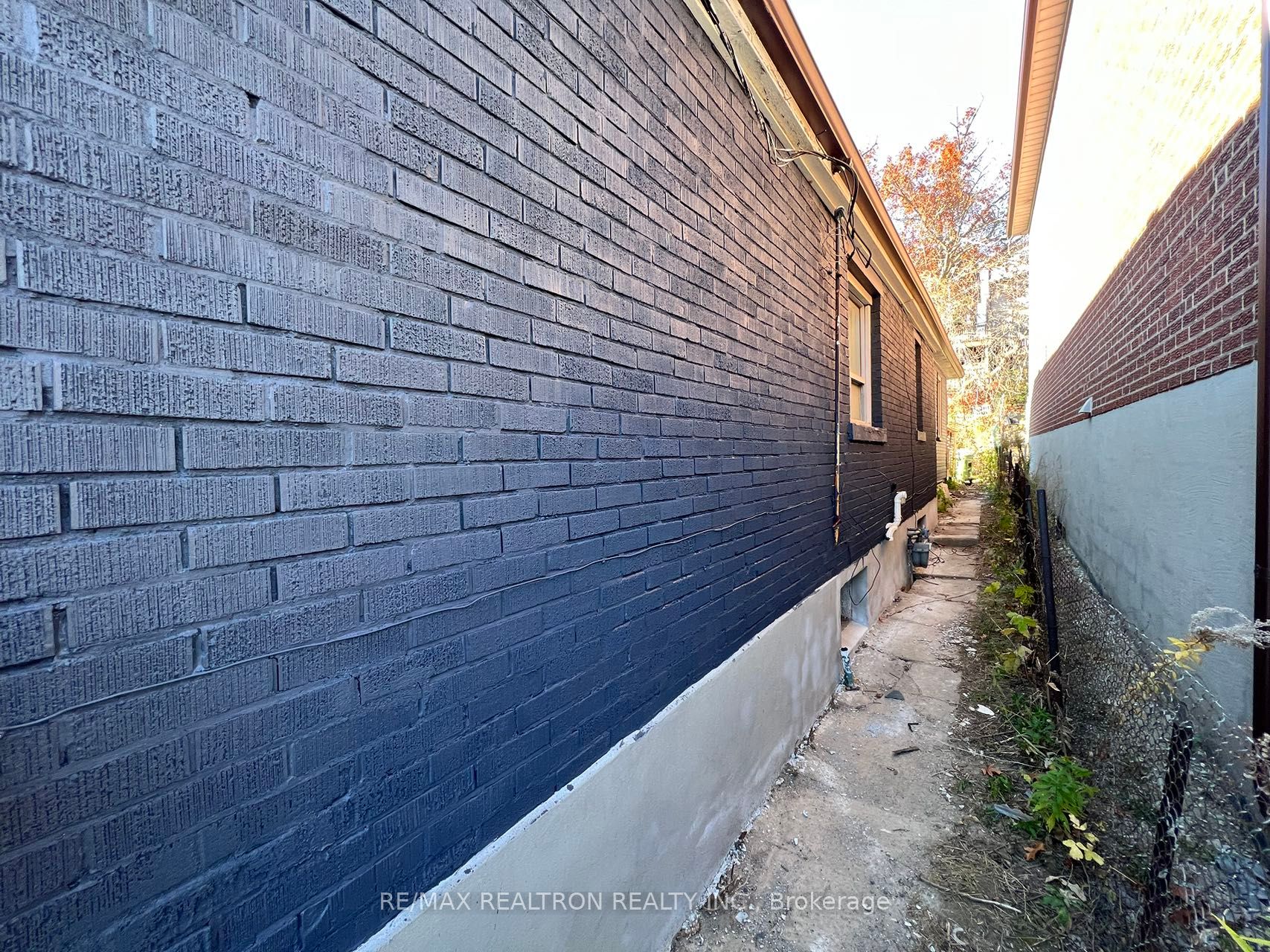 70 Dunraven Dr